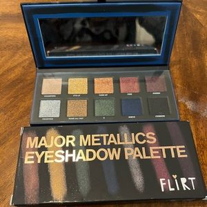 Flirt Major Metallics Eyeshadow palette